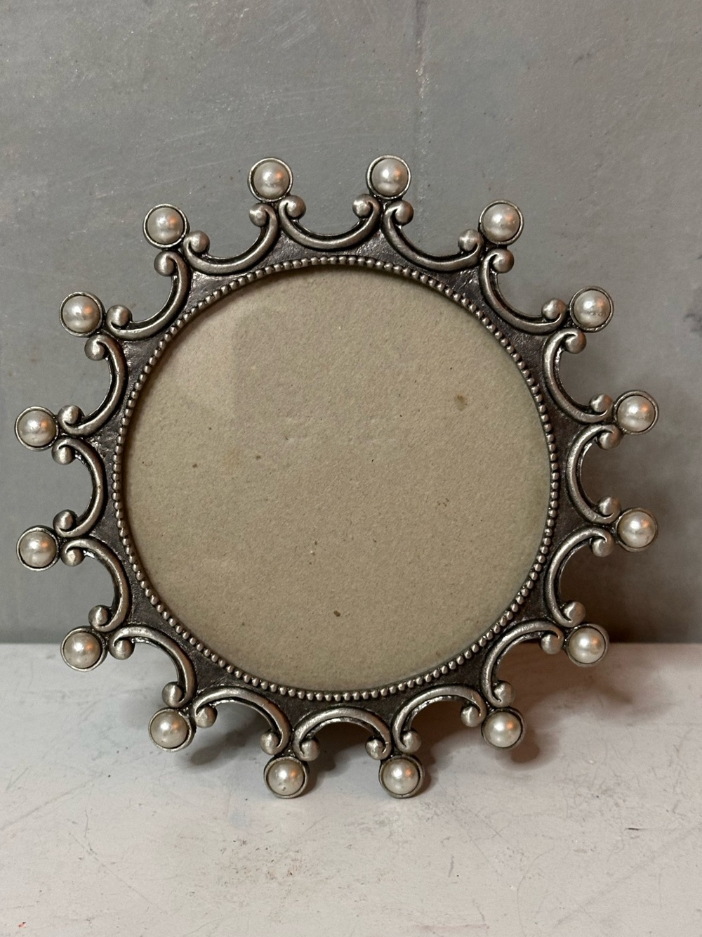 MINI ROUND PICTURE FRAME PEWTER WITH PEARL ACCENTS
